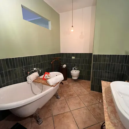 The Tower Of The Old King 4* Desenzano del Garda