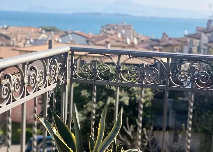 The Tower Of The Old King 4* Desenzano del Garda